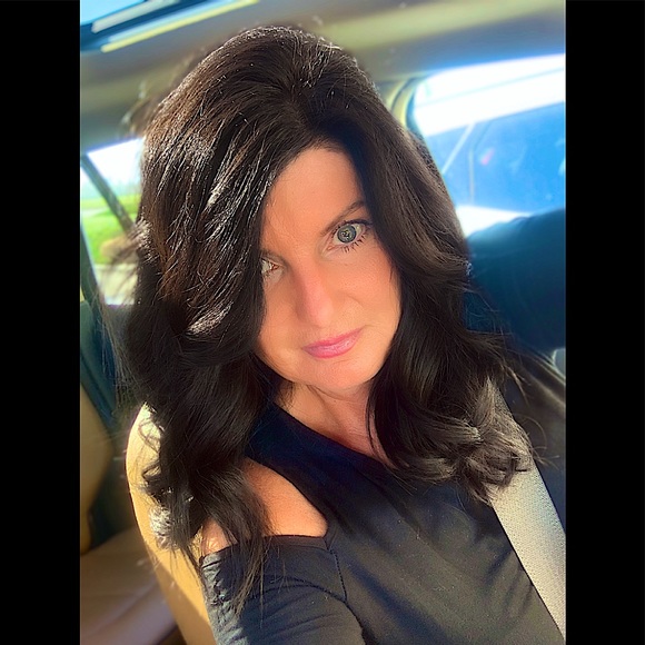 Meet your Posher, Lori - Picture 2 of 2